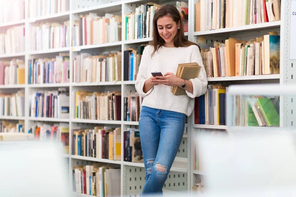 Jovem Estudante Estudando Biblioteca Imagens De Bancos De Imagens