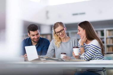 Üniversite öğrencileri kampüs kütüphanede çalışma