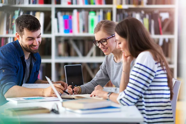 Estudiantes Universitarios Que Trabajan Biblioteca Del Campus — Foto de Stock