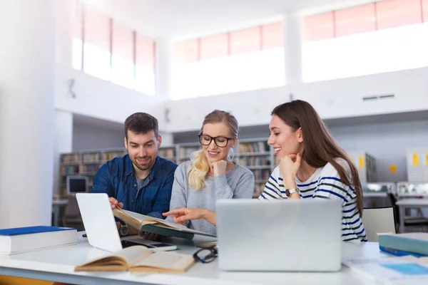 Dolgozik Könyvtárban Campus Egyetemi Hallgatók — Stock Fotó