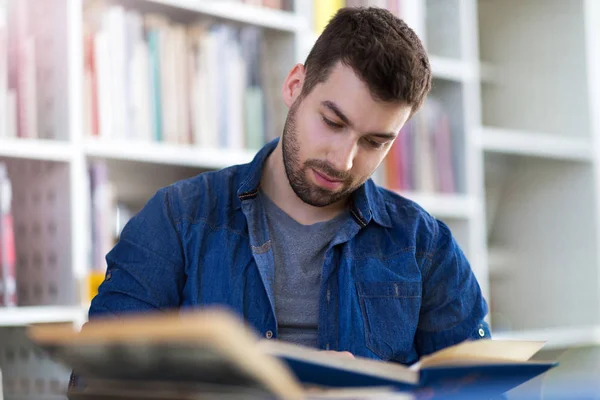 Ung Manlig Student Som Studerar Biblioteket — Stockfoto