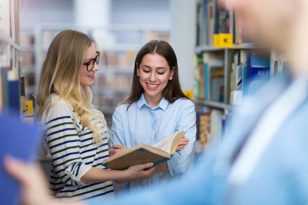 Étudiants Universitaires Travaillant Dans Bibliothèque Campus — Photo