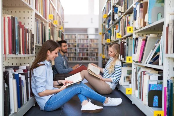 Estudiantes Universitarios Que Trabajan Biblioteca Del Campus —  Fotos de Stock