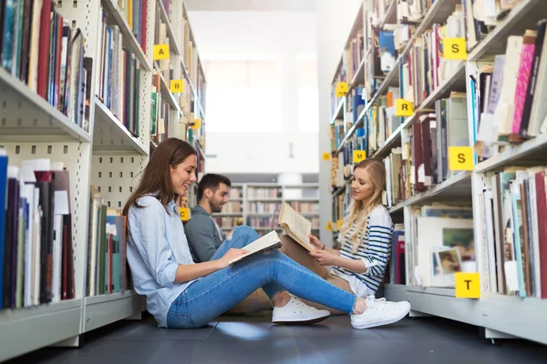 Студенти Університету Які Працюють Бібліотеці Кампусі — стокове фото