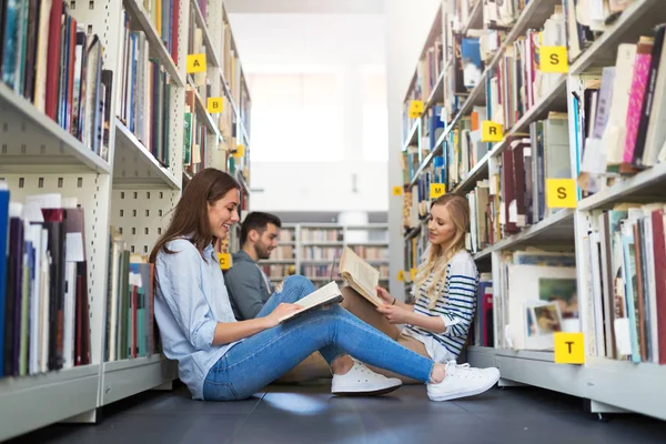 Φοιτητές Που Εργάζονται Στη Βιβλιοθήκη Στο Campus — Φωτογραφία Αρχείου