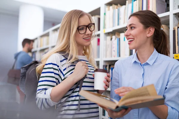 Estudiantes Universitarios Que Trabajan Biblioteca Del Campus — Foto de Stock