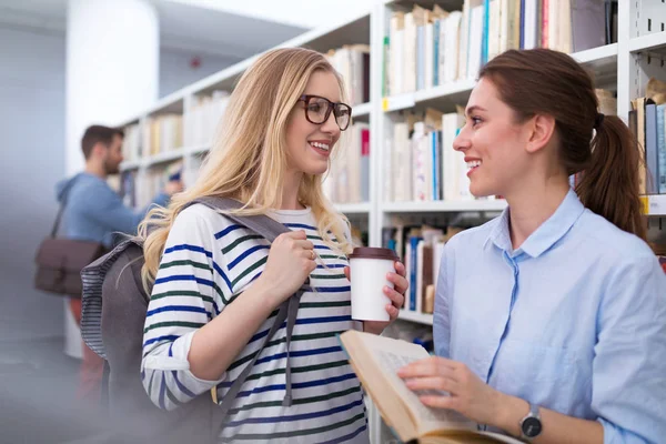 Estudiantes Universitarios Que Trabajan Biblioteca Del Campus — Foto de Stock