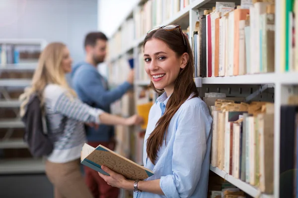 Estudiantes Universitarios Que Trabajan Biblioteca Del Campus — Foto de Stock