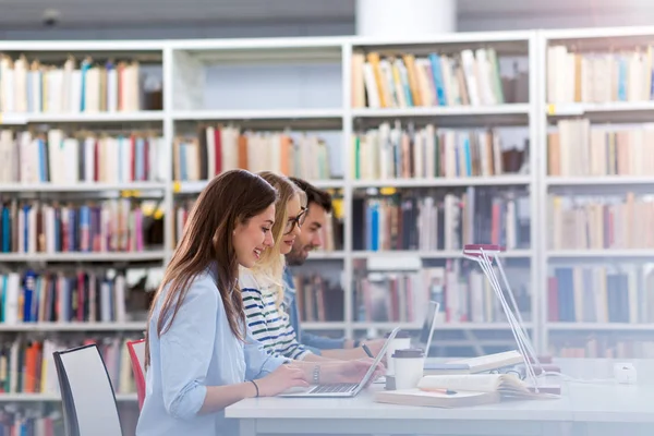 Étudiants Universitaires Travaillant Dans Bibliothèque Campus — Photo