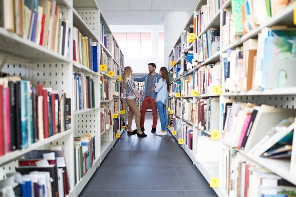 Étudiants Universitaires Travaillant Dans Bibliothèque Campus — Photo