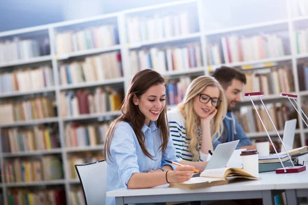 Dolgozik Könyvtárban Campus Egyetemi Hallgatók — Stock Fotó