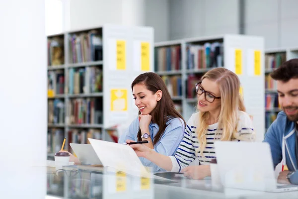 Étudiants Universitaires Travaillant Dans Bibliothèque Campus — Photo