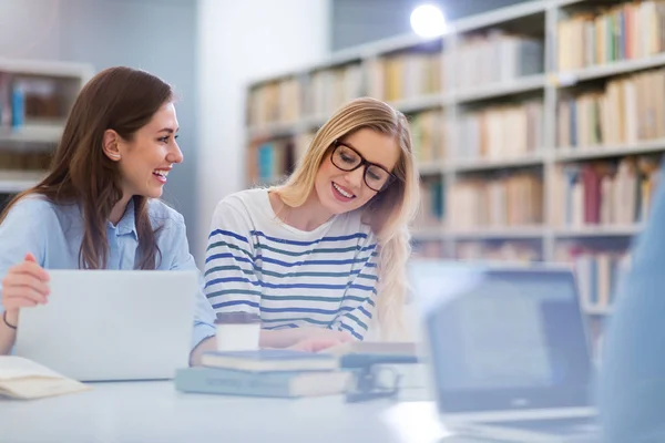 Étudiants Universitaires Travaillant Dans Bibliothèque Campus — Photo