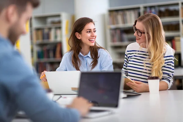 Φοιτητές Που Εργάζονται Στη Βιβλιοθήκη Στο Campus — Φωτογραφία Αρχείου