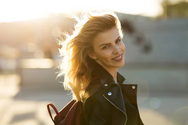 Retrato Una Hermosa Joven Atardecer —  Fotos de Stock