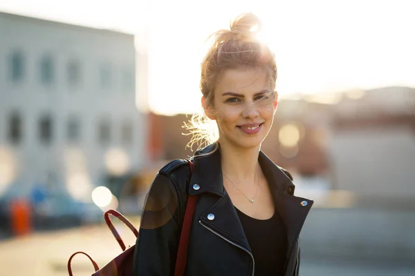 Portret Van Een Mooie Jonge Vrouw Bij Zonsondergang — Stockfoto