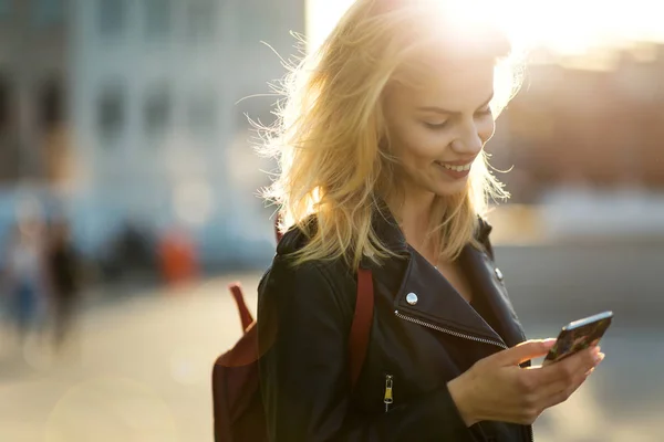 Young Woman Using Mobile Phone Outdoors — Stock Photo, Image