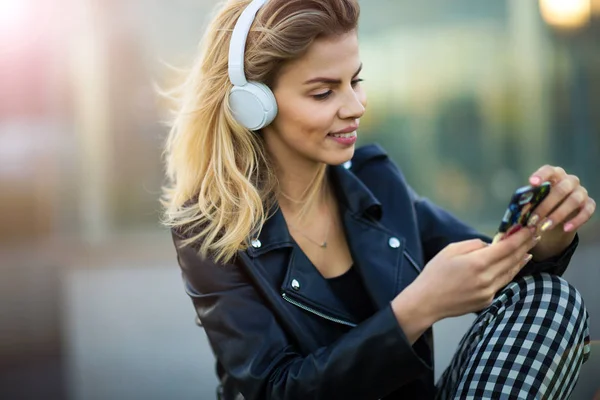 Słuchanie Muzyki Jej Smartphone Poza Kobieta — Zdjęcie stockowe
