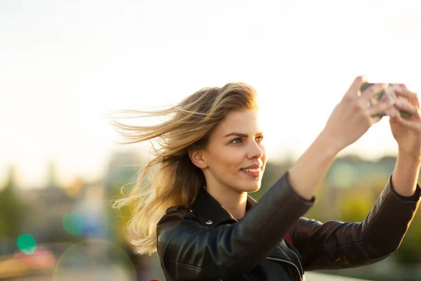 Jeune Femme Prenant Selfie Coucher Soleil — Photo