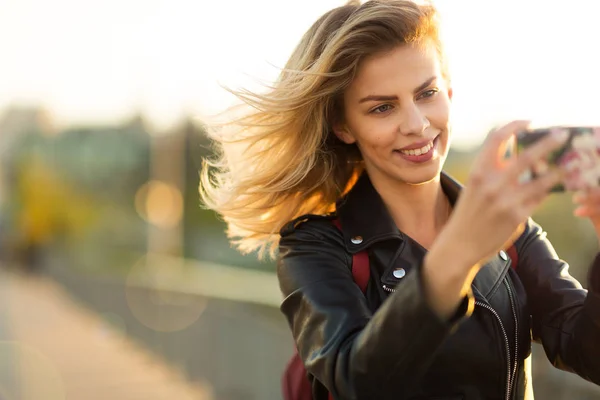 夕暮れ時の Selfie を取る若い女性 ストック画像
