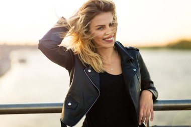 gün batımında güzel bir genç kadının portresi