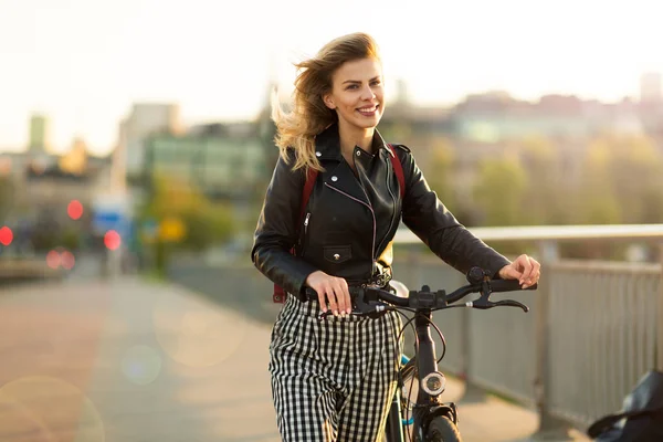 Ung Kvinna Med Cykel Vid Solnedgången — Stockfoto