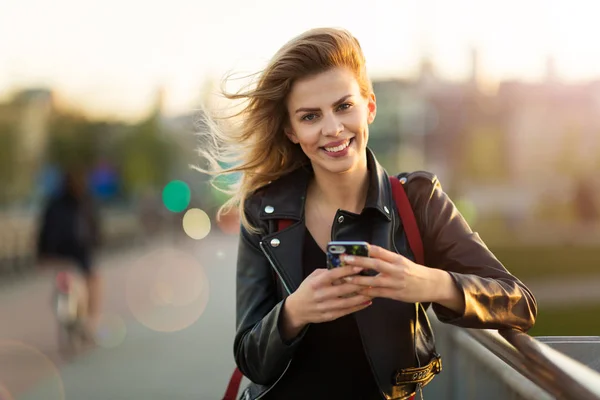 Ung Kvinna Som Använder Mobiltelefon Utomhus — Stockfoto