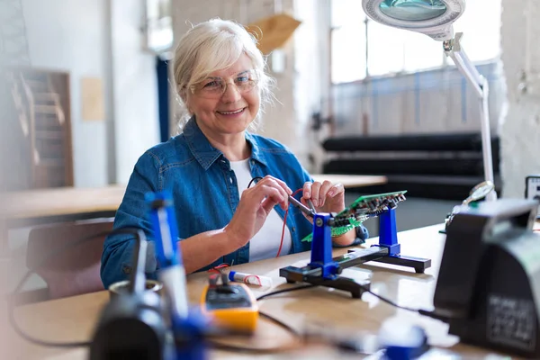 Senior Vrouw Elektronica Workshop — Stockfoto