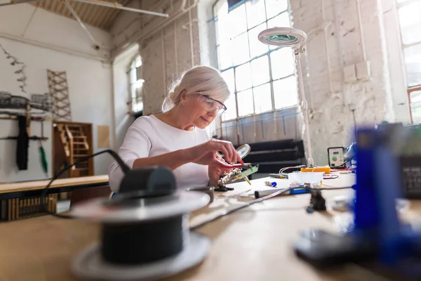 Senior Woman Electronics Workshop — Stock Photo, Image