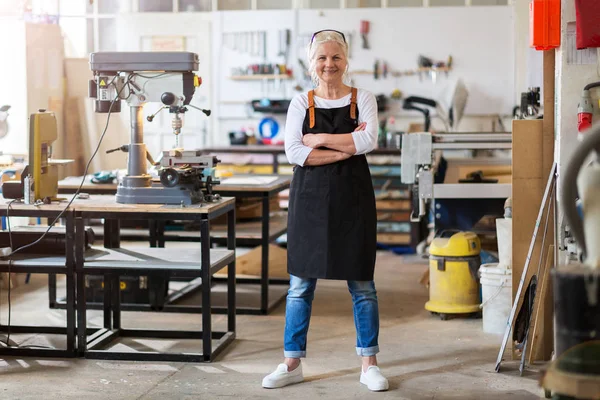 Seniorin Bei Holzarbeiten Werkstatt — Stockfoto