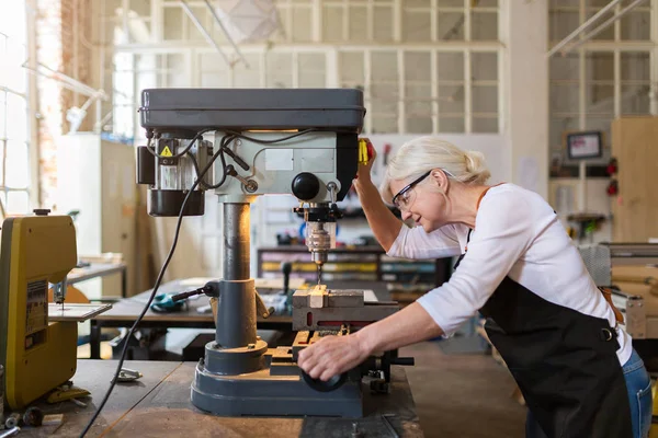 Senior Vrouw Doen Houtwerk Een Workshop — Stockfoto