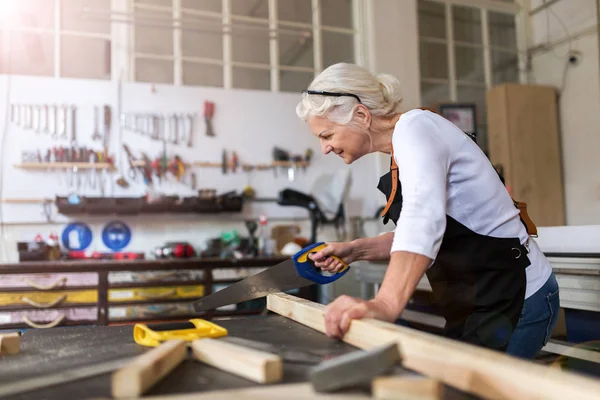 Senior Vrouw Doen Houtwerk Een Workshop — Stockfoto