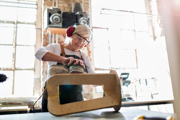 Senior Vrouw Doen Houtwerk Een Workshop — Stockfoto