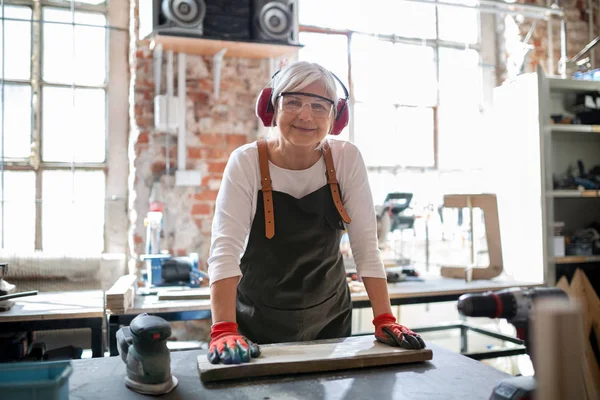 Ανώτερος Γυναίκα Κάνει Ξυλοκατασκευών Ένα Εργαστήριο — Φωτογραφία Αρχείου