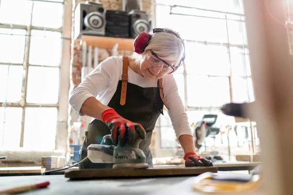 Senior Vrouw Doen Houtwerk Een Workshop — Stockfoto