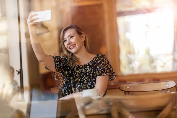 Café Akıllı Telefon Kullanan Güzel Genç Kadın — Stok fotoğraf