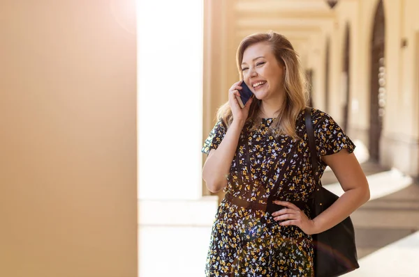 Mujer Joven Con Smartphone Una Zona Urbana — Foto de Stock