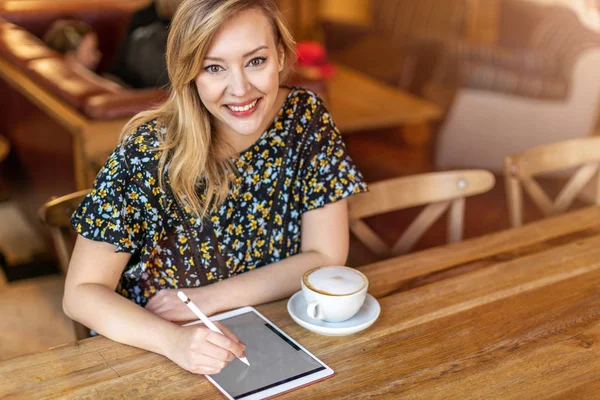 Diseñadora Femenina Dibujando Con Tableta Digital Lápiz Óptico Cafetería — Foto de Stock