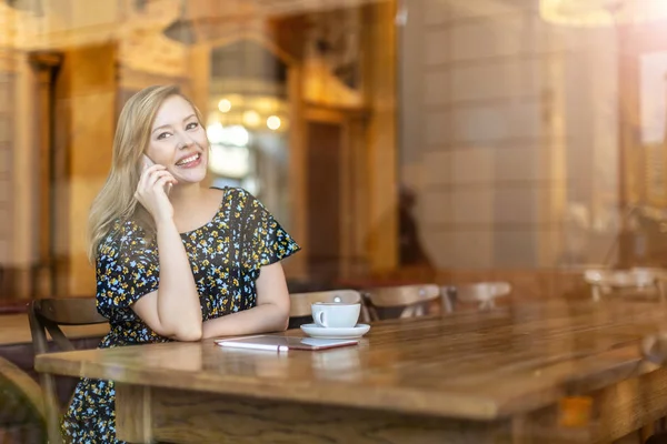 Hermosa Mujer Joven Usando Teléfono Inteligente Cafetería — Foto de Stock