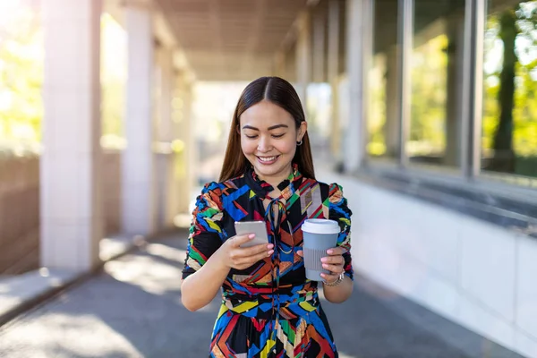 Attraktiv Ung Kvinna Med Smartphone Och Kaffe Staden — Stockfoto
