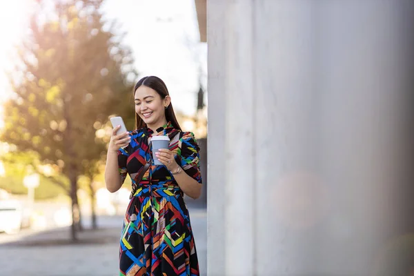 Ελκυστική Νεαρή Γυναίκα Smartphone Και Καφέ Στην Πόλη — Φωτογραφία Αρχείου