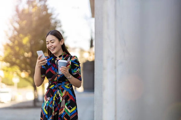 Ελκυστική Νεαρή Γυναίκα Smartphone Και Καφέ Στην Πόλη — Φωτογραφία Αρχείου