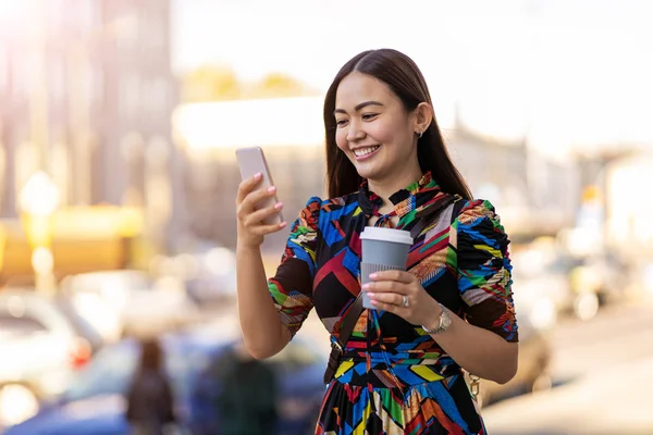 Femeie Tânără Atractivă Smartphone Uri Cafea Oraș — Fotografie, imagine de stoc