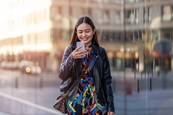 Jolie Jeune Femme Avec Smartphone — Photo