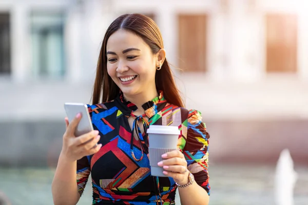 Aantrekkelijke Jonge Vrouw Met Smartphone Koffie Stad — Stockfoto