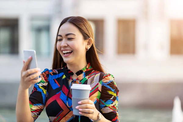 Jolie Jeune Femme Avec Smartphone Café Dans Ville — Photo