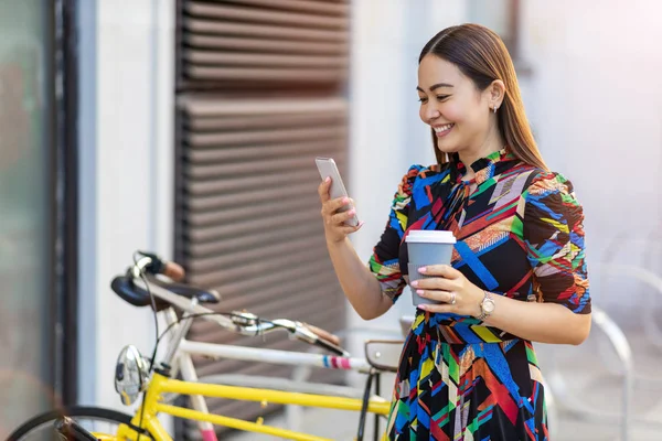 Ung Hipster Kvinna Med Sin Cykel Och Smartphone Dricka Kaffe — Stockfoto