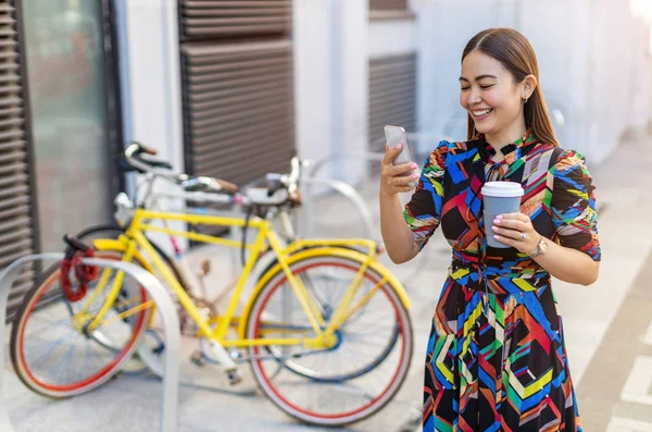 Ung Hipster Kvinna Med Sin Cykel Och Smartphone Dricka Kaffe — Stockfoto