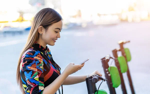 Aktivering Elsparkcykel Från Smarttelefon — Stockfoto