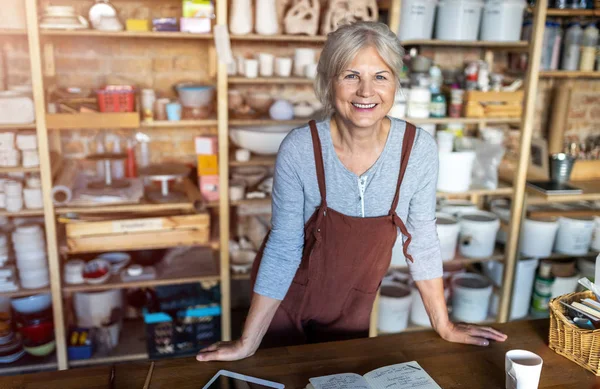 Retrato Artista Sênior Cerâmica Feminina Seu Estúdio Arte — Fotografia de Stock